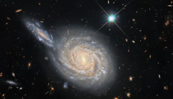 Оптична ілюзія у космосі ”зіштовхнула” дві гігантські галактики (ФОТО) - фото 2