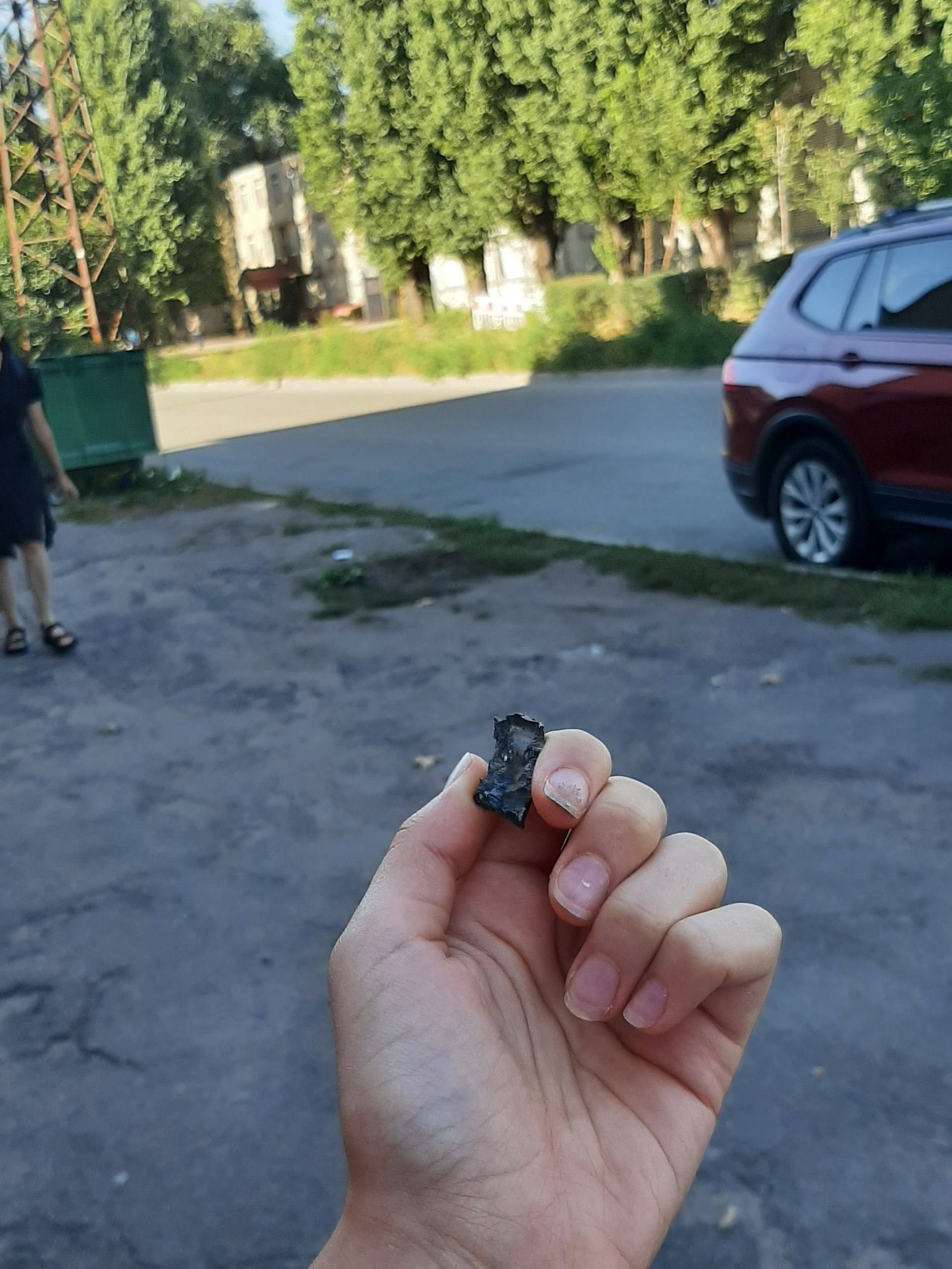 На месте прилета в Днепре находят опасные детали - фото 2