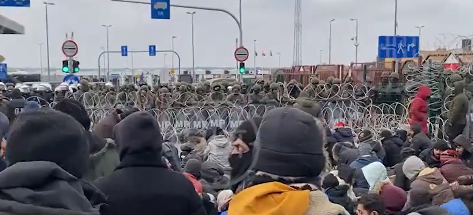 Мигранты штурмуют пункт перехода - устоят ли польские пограничники - фото 2