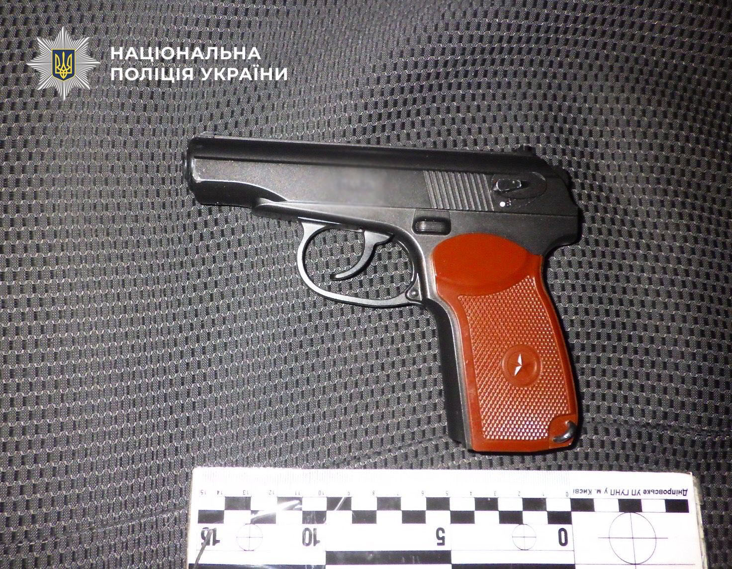 В Киеве мужчина с пистолетом пришел грабить кофейню: поведение баристы впечатляет (ВИДЕО) - фото 2