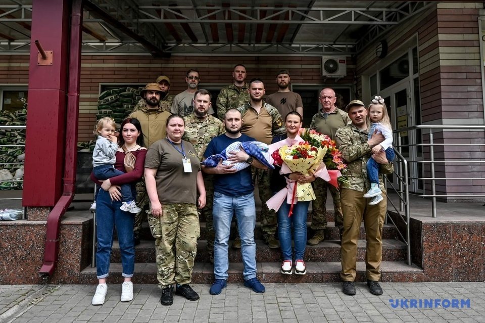 Жену погибшего бойца полка «Азов» встретили из роддома его собратья (ФОТО) - фото 4