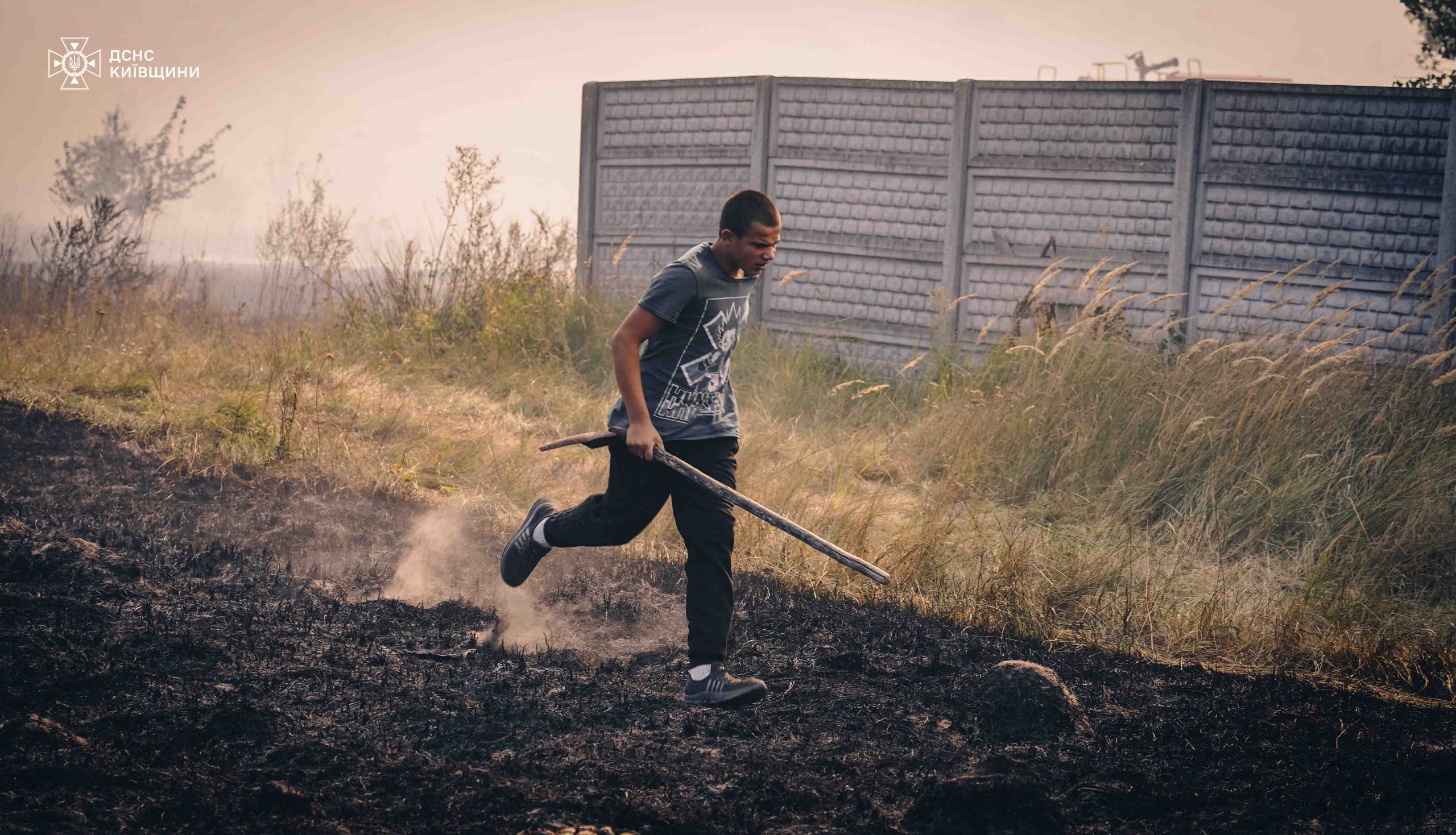 Надзвичайники трьох областей рятували від вогню село на Київщині - фото 6