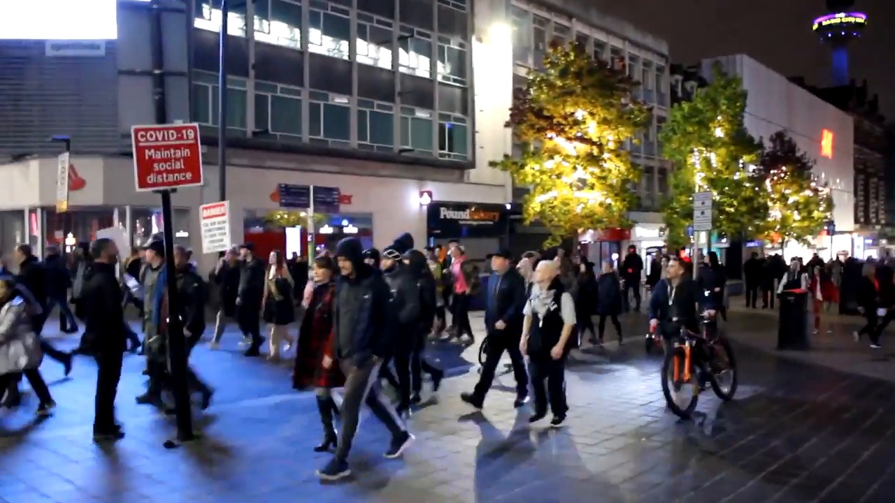 Протести у Великобританії закінчилися бійкою з поліцією й арештами: відео, фото - фото 2