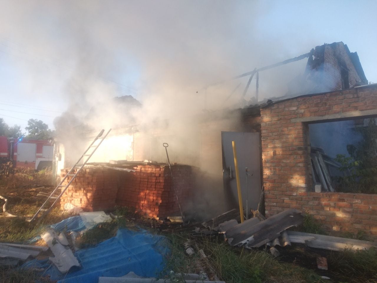 Відомому журналісту і правозахиснику спалили будинок, мама дивом врятувалася - фото 3
