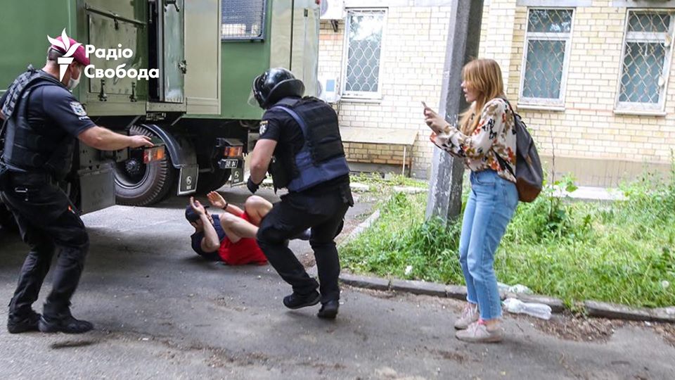 Дело Стерненко: копы избивают безоружных активистов под судом (ФОТО) - фото 5