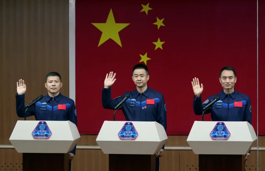 Трое китайских космонавтов застряли в космосе после столкновения капсулы с космическим мусором - фото 2