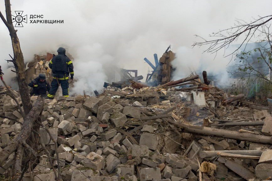 Окупанти вдарили по Харківщині: з-під завалів дістали тіла людей - фото 3