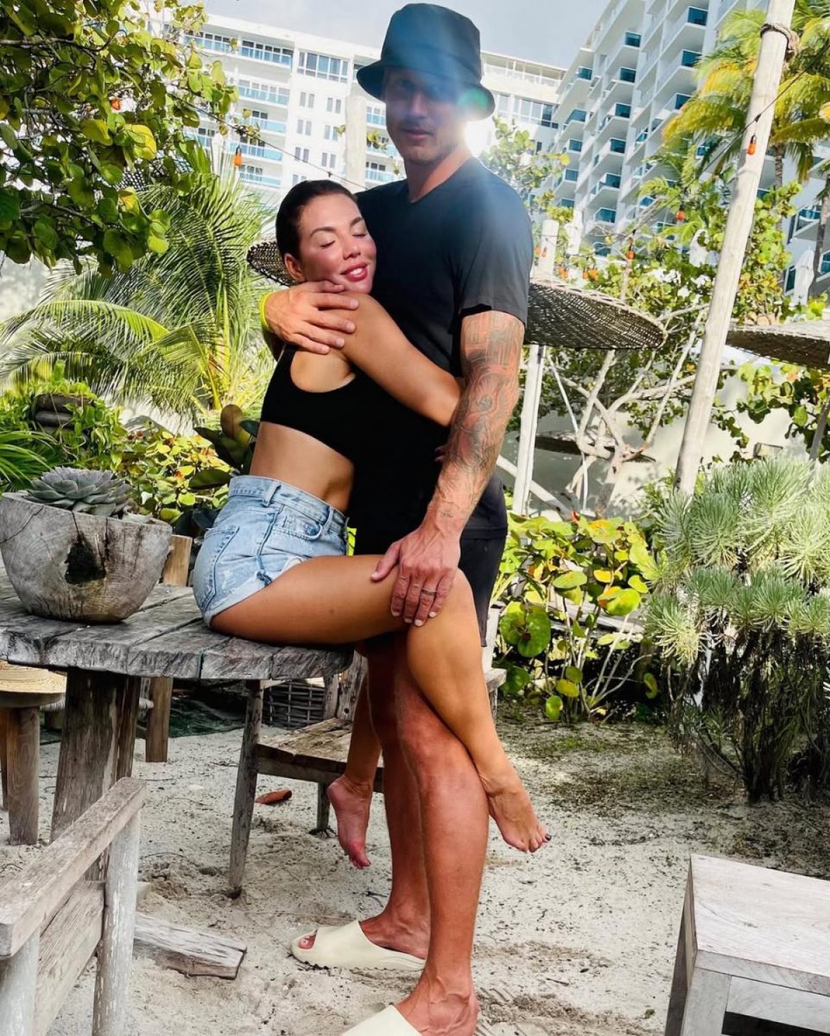  Співачку з України звинувачують у розтраті майна третього чоловіка, який покінчив з життям - фото 2