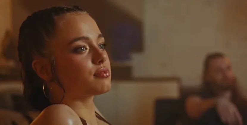 Копия молодой Энджи: 19-летняя Шайло Джоли-Питт поразила сеть сходством с матерью в новом клипе - фото 2