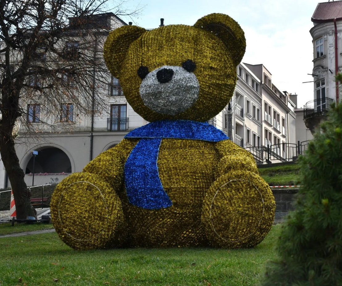 У Польщі скандал через інсталяцію золотого ведмедя з синім шарфом: побачили ”українські” кольори (ФОТО) - фото 2 У Польщі скандал через інсталяцію золотого ведмедя з синім шарфом: побачили ”українські” кольори (ФОТО) - фото 2