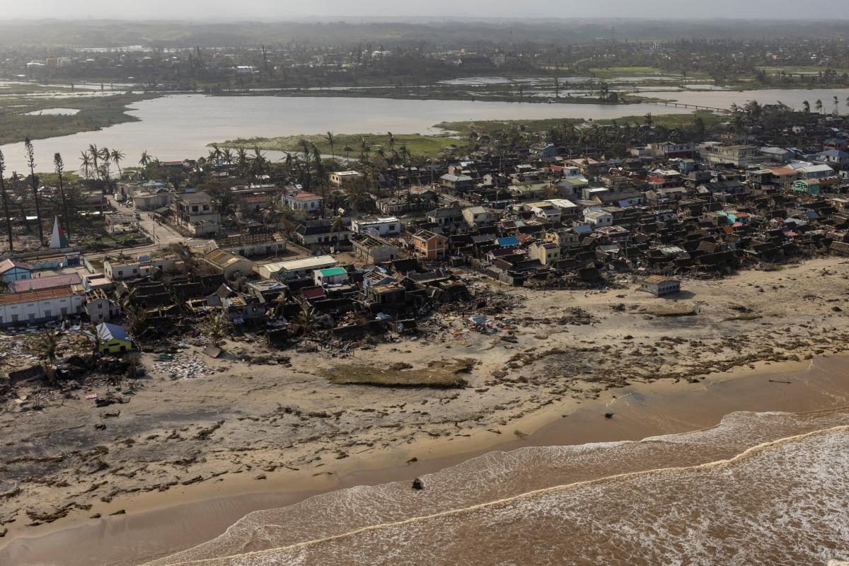 Циклон знищив цілі села: у Мережі з'явилися фото руйнувань на Мадагаскарі - фото 3