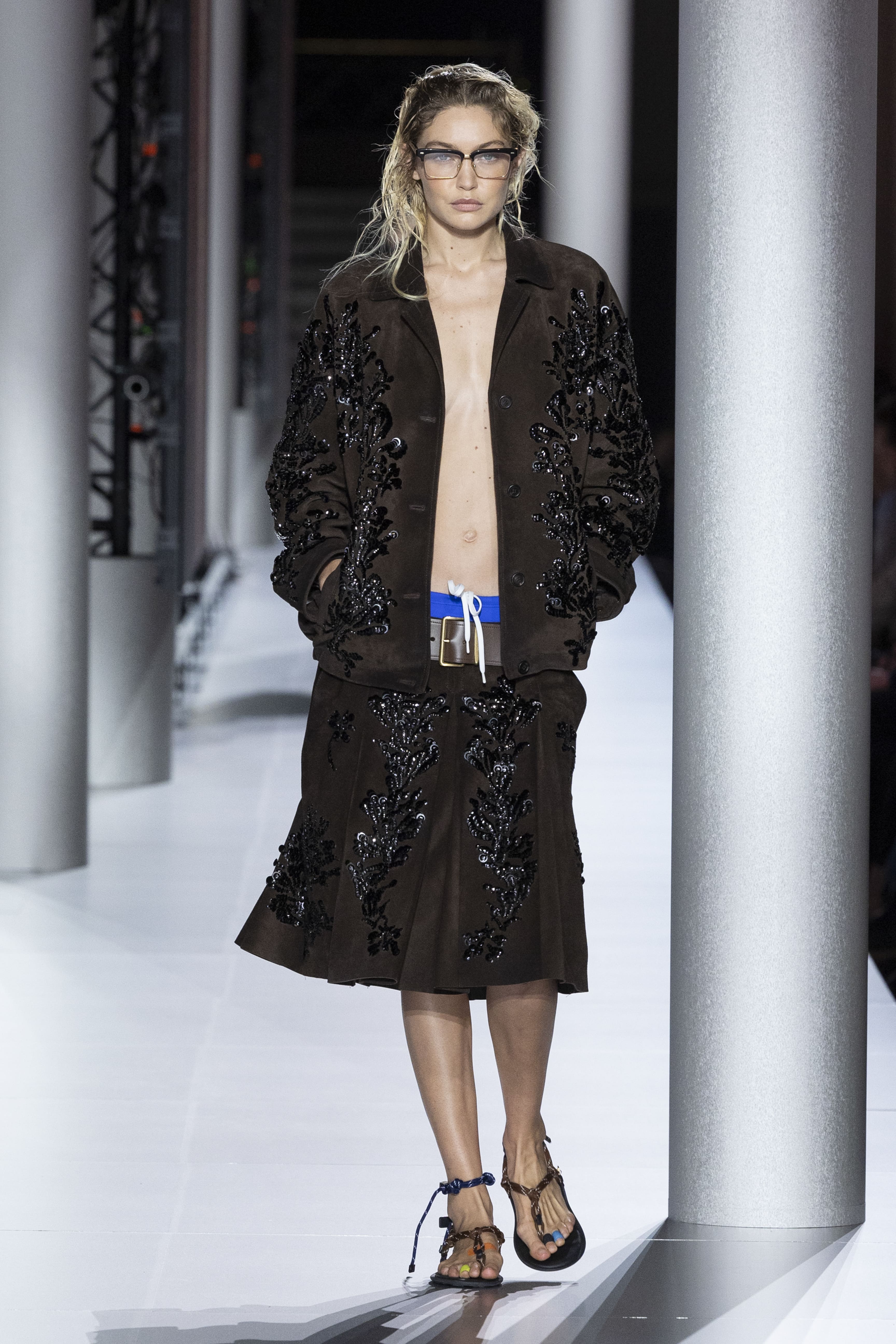  Троянди на сукнях, сиві Хелен Міррен та Енді МакДауелл на подіумі та прощальна колекція Сари Бартон для Alexander McQueen: подробиці Paris Fashion Week - фото 36