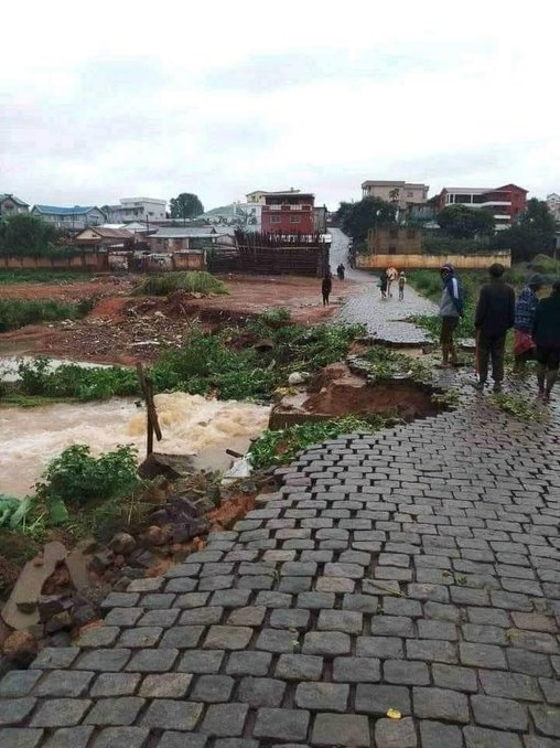 На Мадагаскар обрушились наводнения: стихия разрушает города и убивает людей (ФОТО)  - фото 3