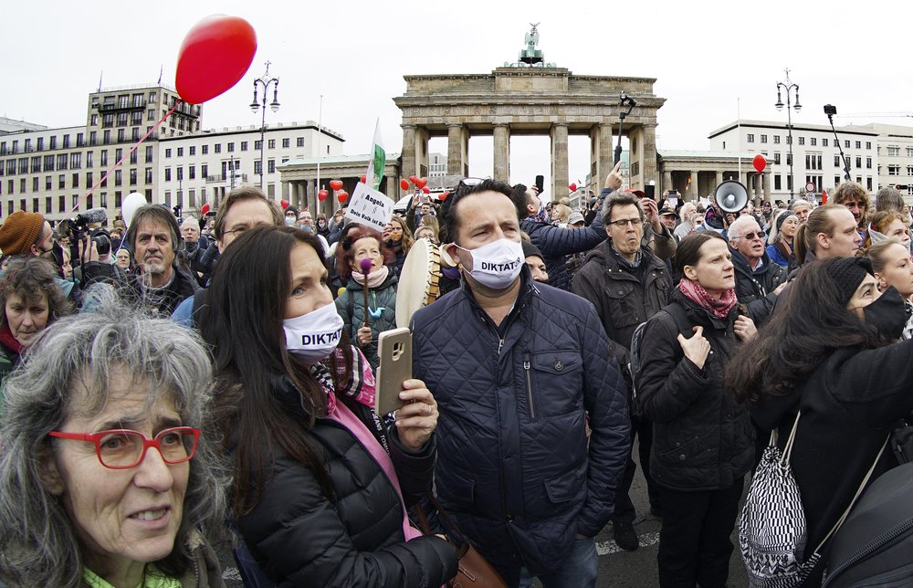 В Берлине протестуют против карантина: фото, видео (обновлено) - фото 6