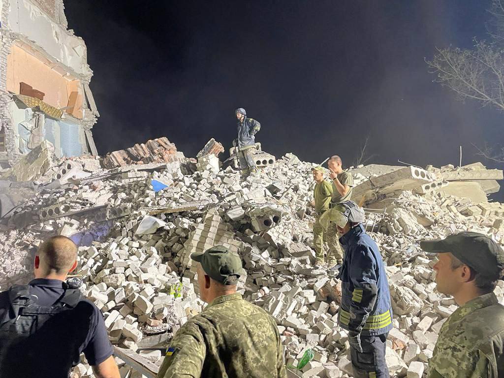 Росія вдарила «Ураганами» по багатоповерхівці на Донеччині: багато загиблих (ФОТО) - фото 4