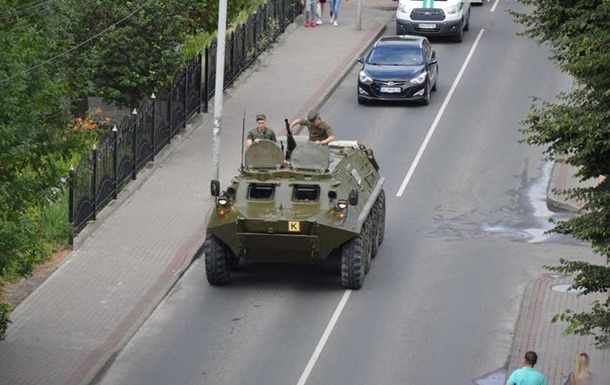 До захопленого автобусу в Луцьку прибули снайпери (фото) - фото 3