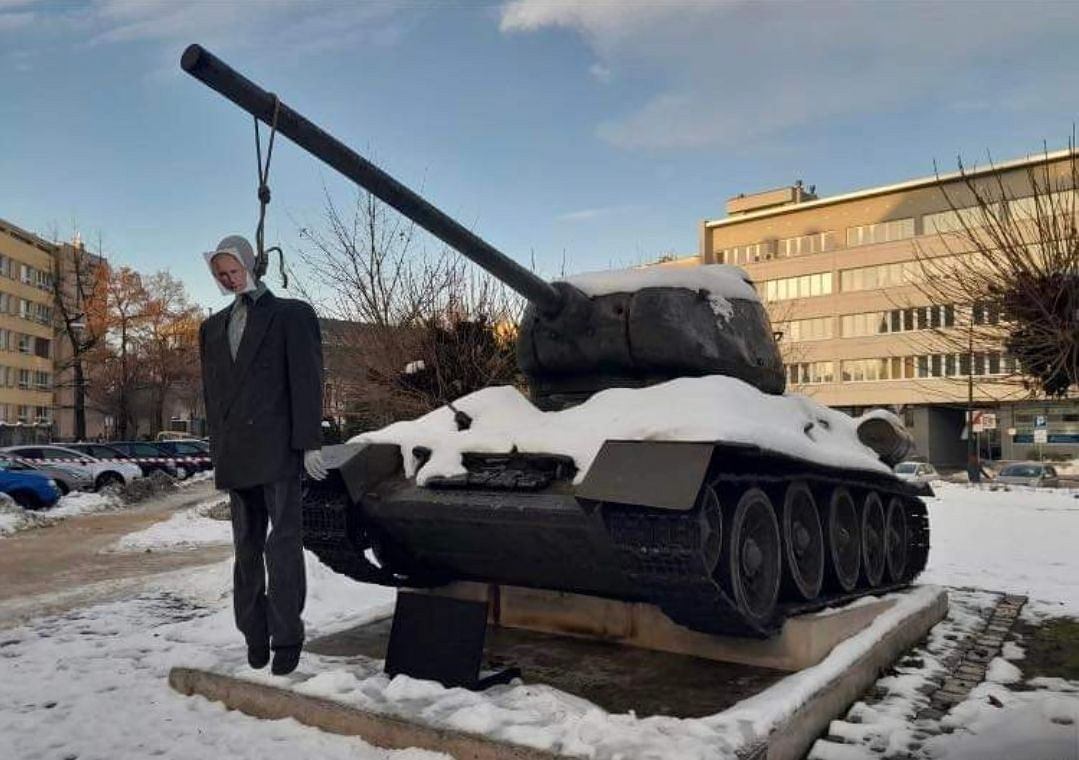 Жителі польського міста підвісили «Путіна» на дулі танка (ФОТО) - фото 2