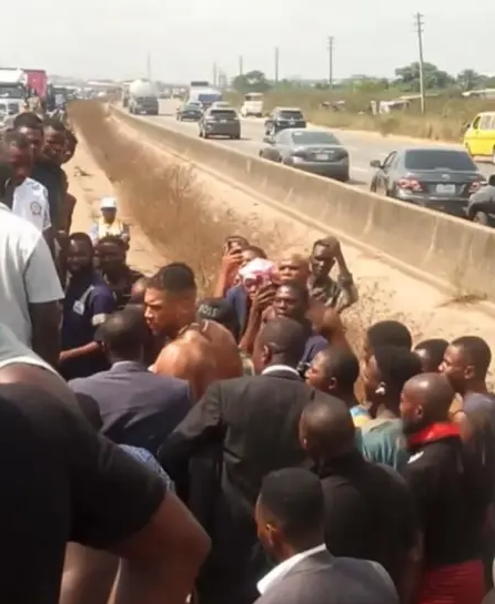 Боксер Ентоні Джошуа потрапив у смертельне ДТП в Нігерії (ФОТО) - фото 2