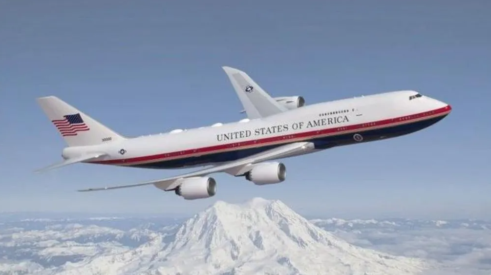 У США перефарбують президентський літак в улюблені кольори Трампа: який вигляд матиме (ФОТО) - фото 2 У США перефарбують президентський літак в улюблені кольори Трампа: який вигляд матиме (ФОТО) - фото 2