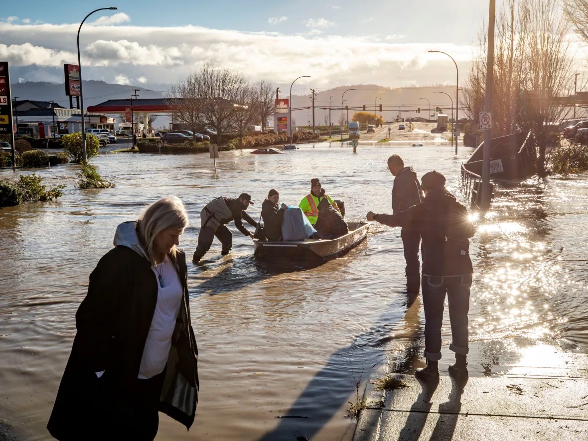 Масштабное наводнение в Канаде: разбушевавшаяся стихия начала уносить жизни людей (ФОТО)  - фото 3