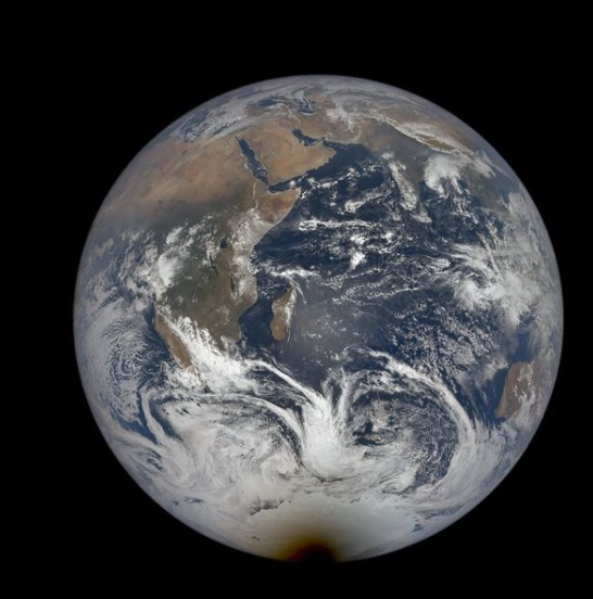 NASA показало, как из космоса выглядит полное солнечное затмение (ФОТО)  - фото 2