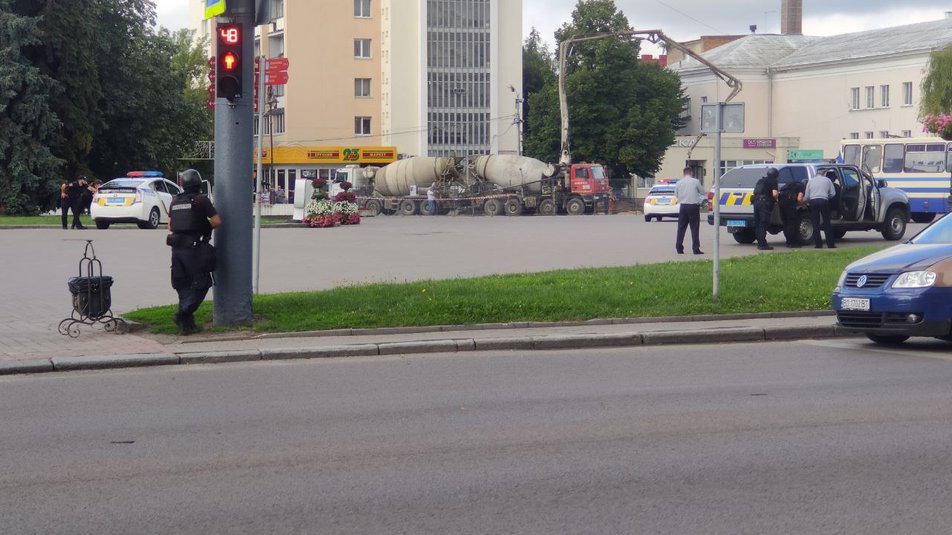 В Луцке мужчина захватил автобус с заложниками: слышны выстрелы - фото 3