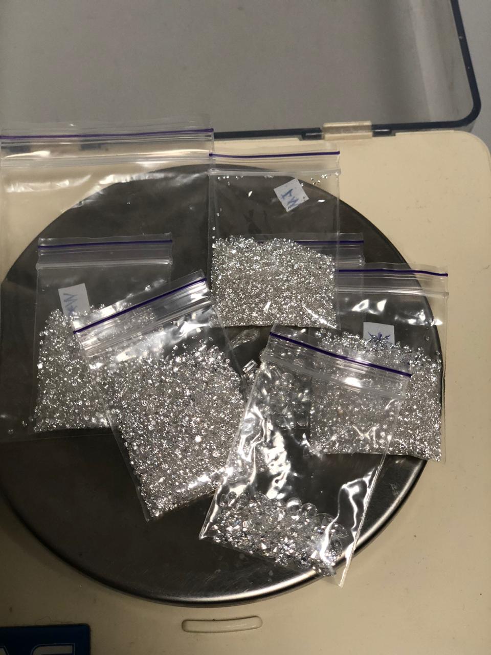В Борисполе обнаружили ”незаконные” бриллианты на сумму 15 млн гривен - фото 2