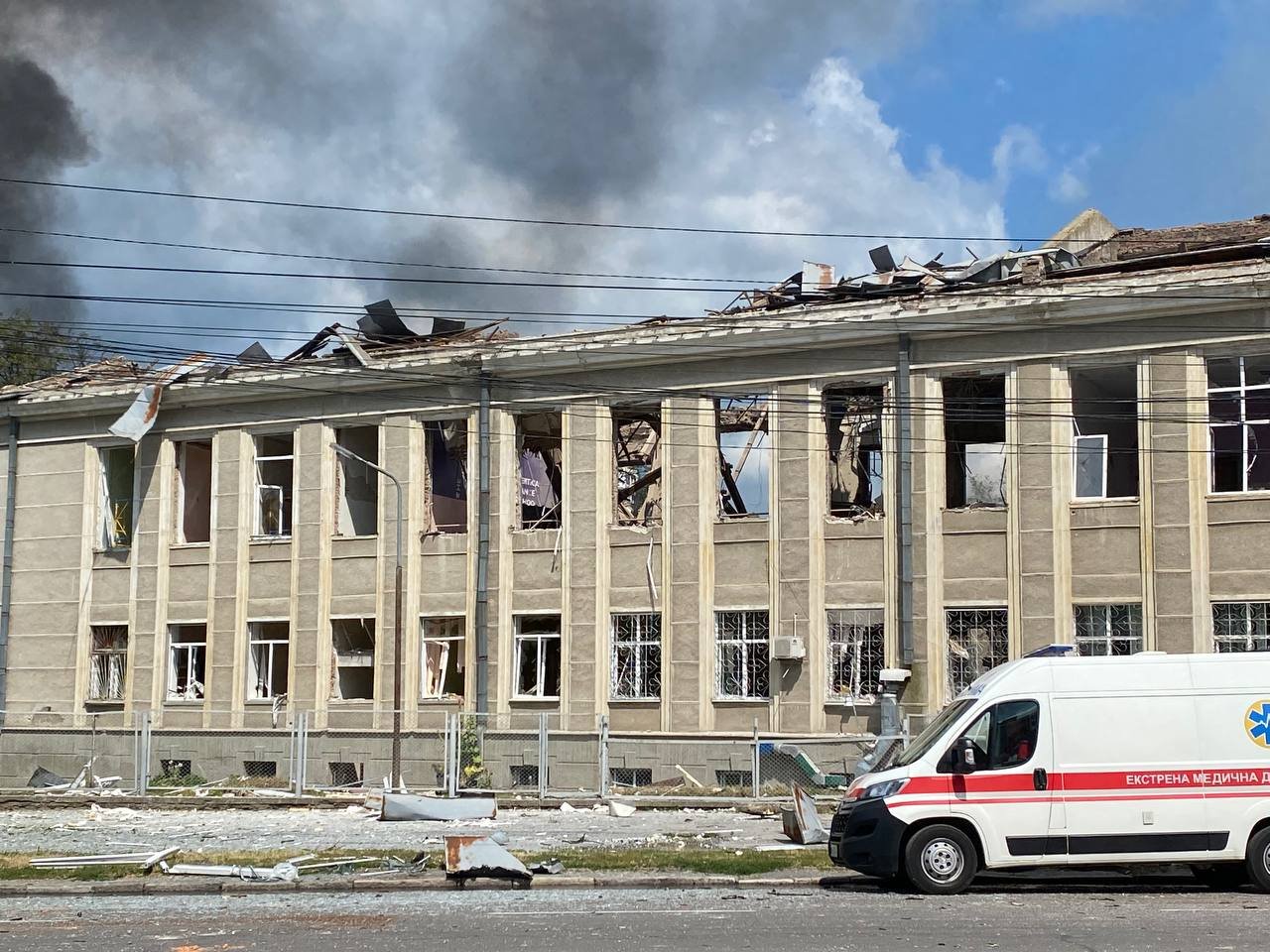 Рятувальники показали моторошні фото удару по Вінниці та назвали нову кількість загиблих - фото 2