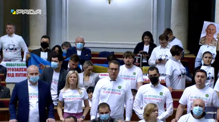 Нардепи надягнули футболки з цікавими надписами на засідання парламенту - фото 3