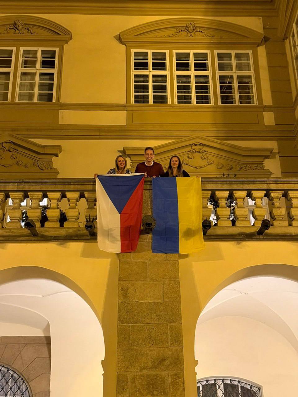 В Чехии скандал: новый спикер парламента приказал снять украинский флаг, но произошло неожиданное (ФОТО) - фото 2