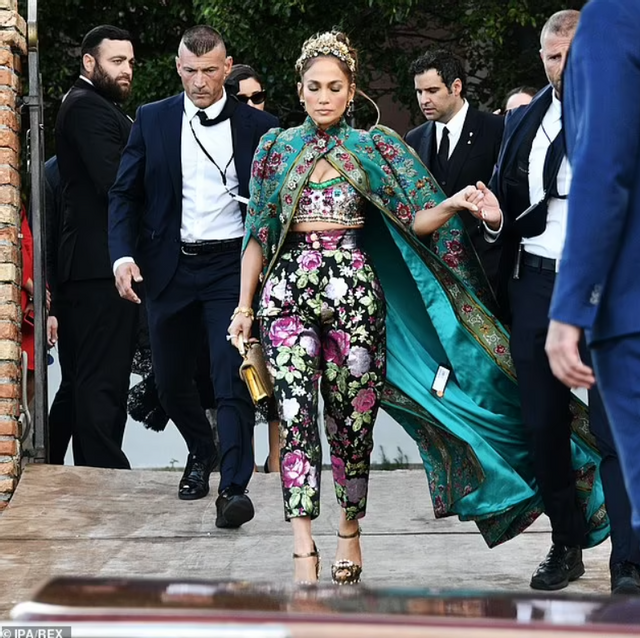 Дженнифер Лопес забыла снять ценник со своей одежды на вечеринке Dolce & Gabbana - фото 2