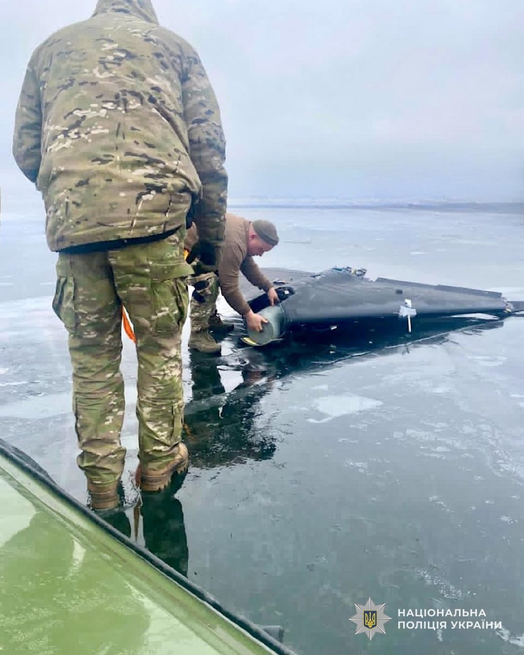 Небезпека на замерзлому Дніпрі: смертельну знахідку виявили на кризі - фото 2
