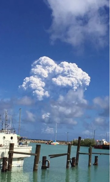 В Полинезии началось извержение вулкана: могут пройти кислотные дожди (ФОТО)  - фото 3