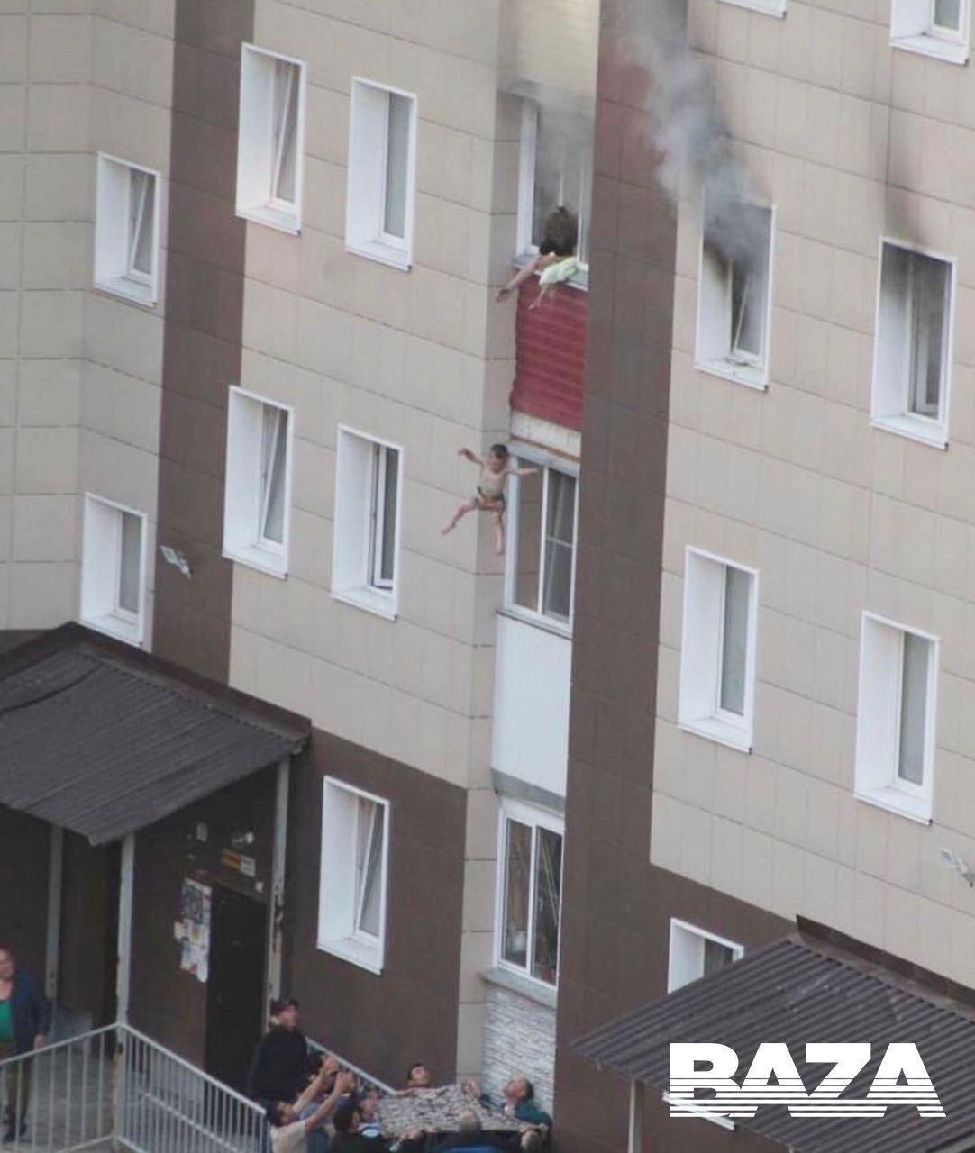 Выбросила детей из горящей квартиры в Новосибирске: Сеть всколыхнуло фото летящего младенца - фото 2