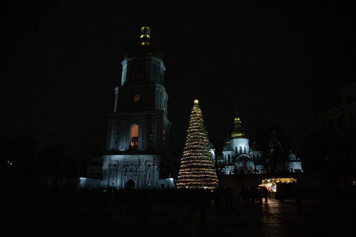В Киеве открыли главную новогоднюю елку: сколько игрушек пошло на 16-метровое дерево  - фото 2