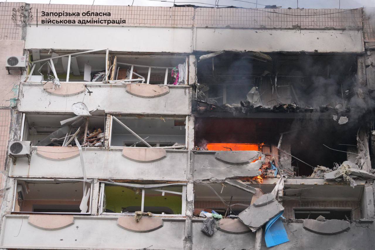 Оккупанты авиабомбами обстреляли Запорожье: есть попадание в дом (ОБНОВЛЯЕТСЯ) - фото 2
