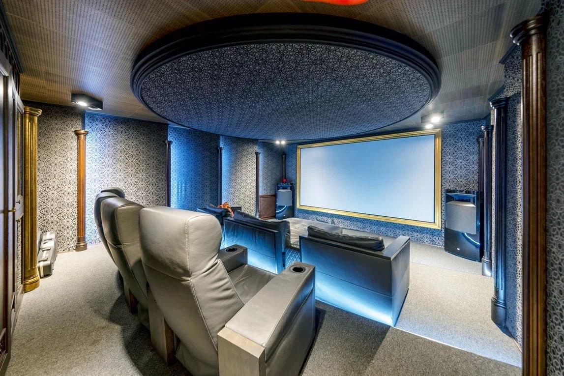  Любимый голливудский актер Путина продает дом в России: как он выглядит - фото 2