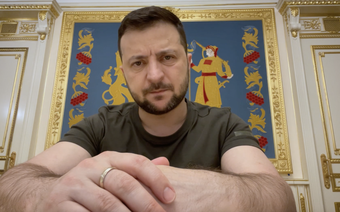 Почему Зеленский носит обручальное кольцо на среднем пальце - фото 2