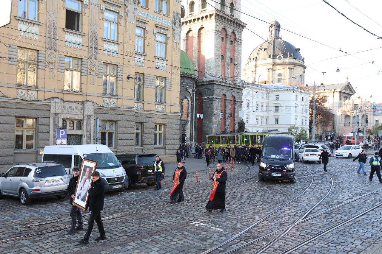 Похорон Степана Гіги: у Львові тисячі людей прощалися з народним артистом - фото 2