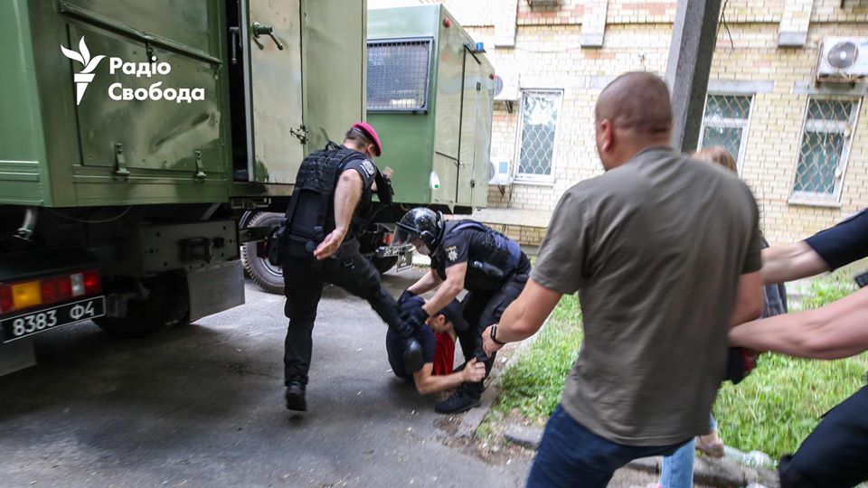 Справа Стерненко: копи б'ють беззбройних активістів під судом (ФОТО) - фото 9