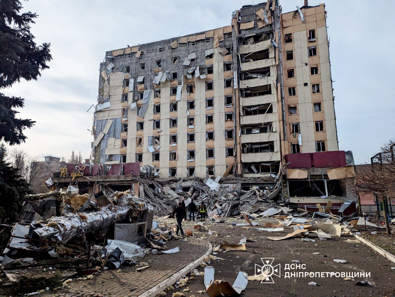 В Кривом Роге оккупанты повторно ударили по спасателям, приехавшим на ликвидацию первого удара (ФОТО) - фото 2