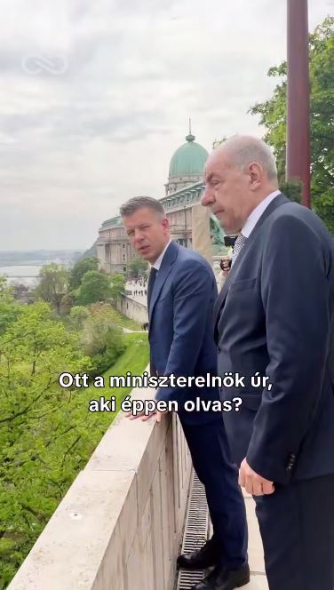Петер Мадяр высмеял Виктора Орбана, увидев его на балконе во время визита к президенту - фото 2 Петер Мадяр высмеял Виктора Орбана, увидев его на балконе во время визита к президенту - фото 2