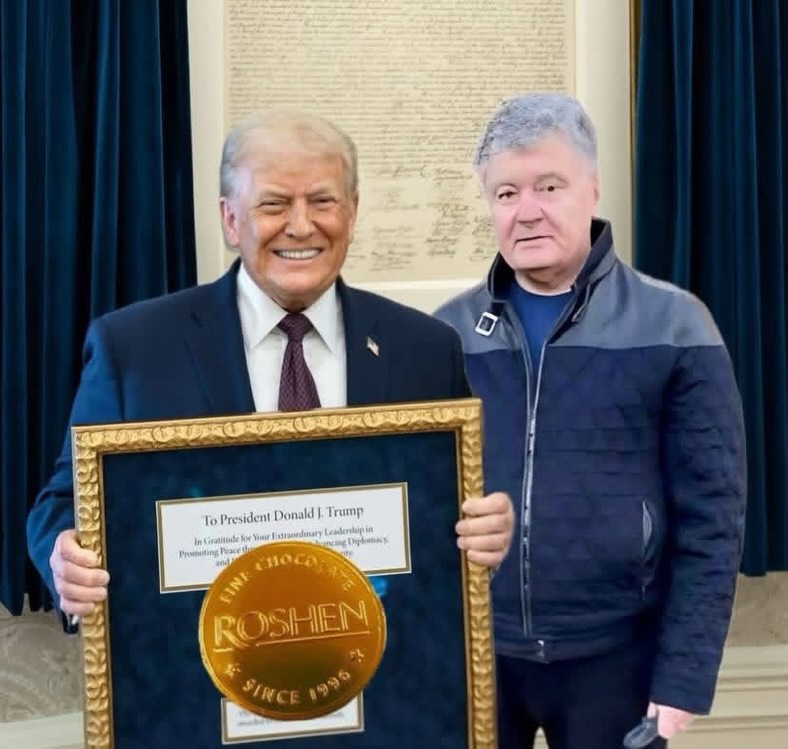 Світовий флешмоб: Трамп став героєм пародій після отримання медалі від лідерки венесуельської опозиції - фото 2 Світовий флешмоб: Трамп став героєм пародій після отримання медалі від лідерки венесуельської опозиції - фото 2