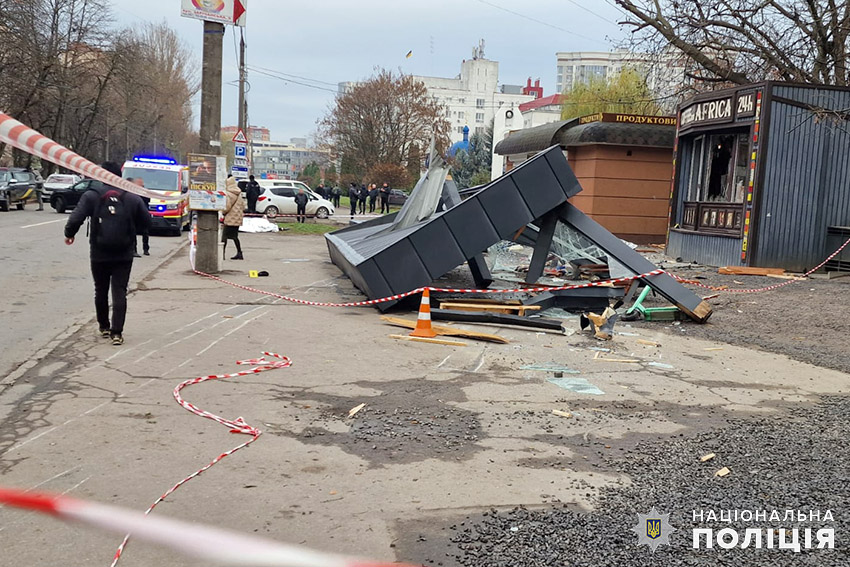 Страшна ДТП у Хмельницькому: п’яний водій в’їхав в зупинку з людьми (ВІДЕО) - фото 3