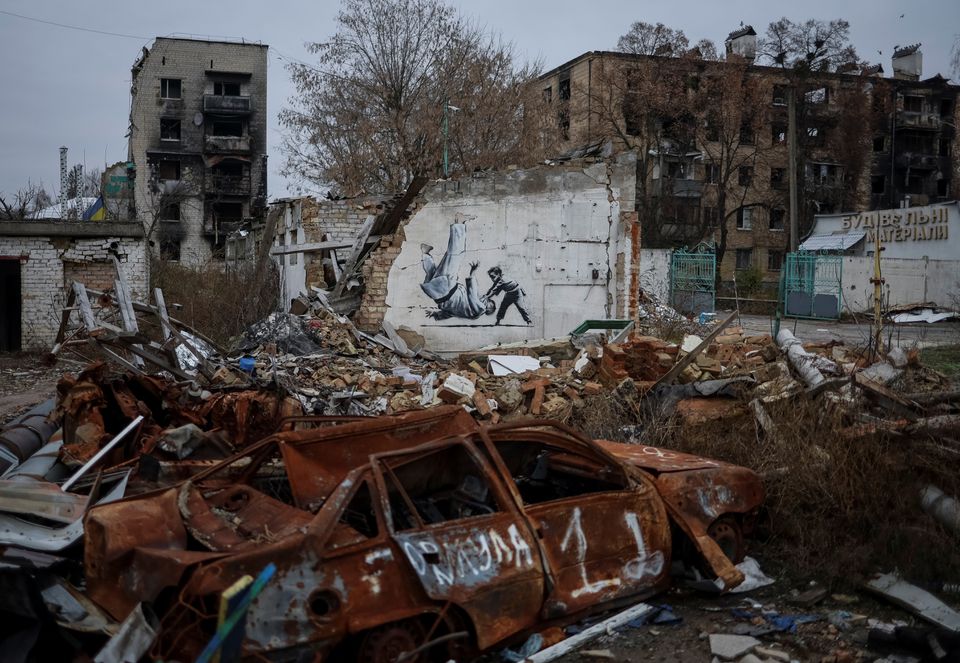 Бенкси создал новый граффити в пострадавшем войной украинском городе (ФОТО) - фото 2
