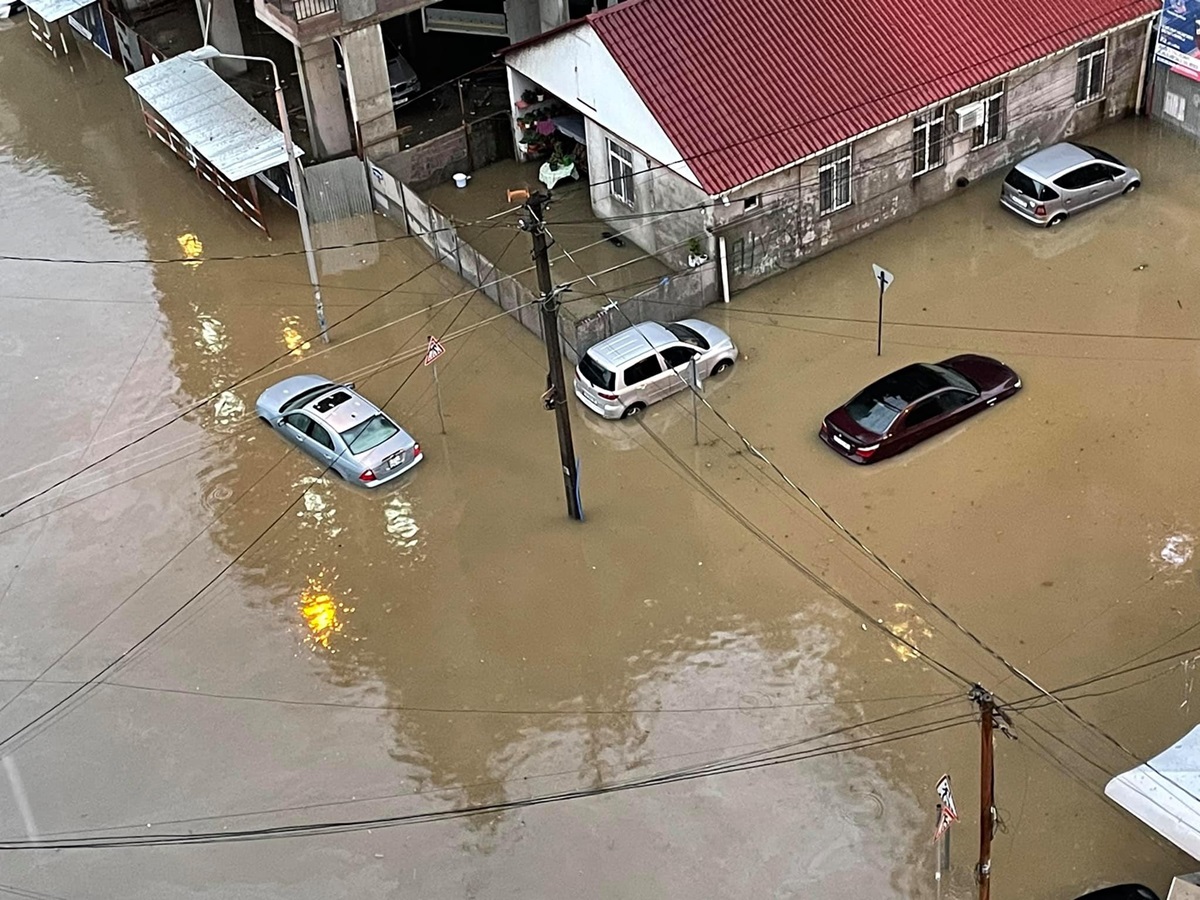 У Грузії проливні дощі затопили курортне місто (ФОТО) - фото 2