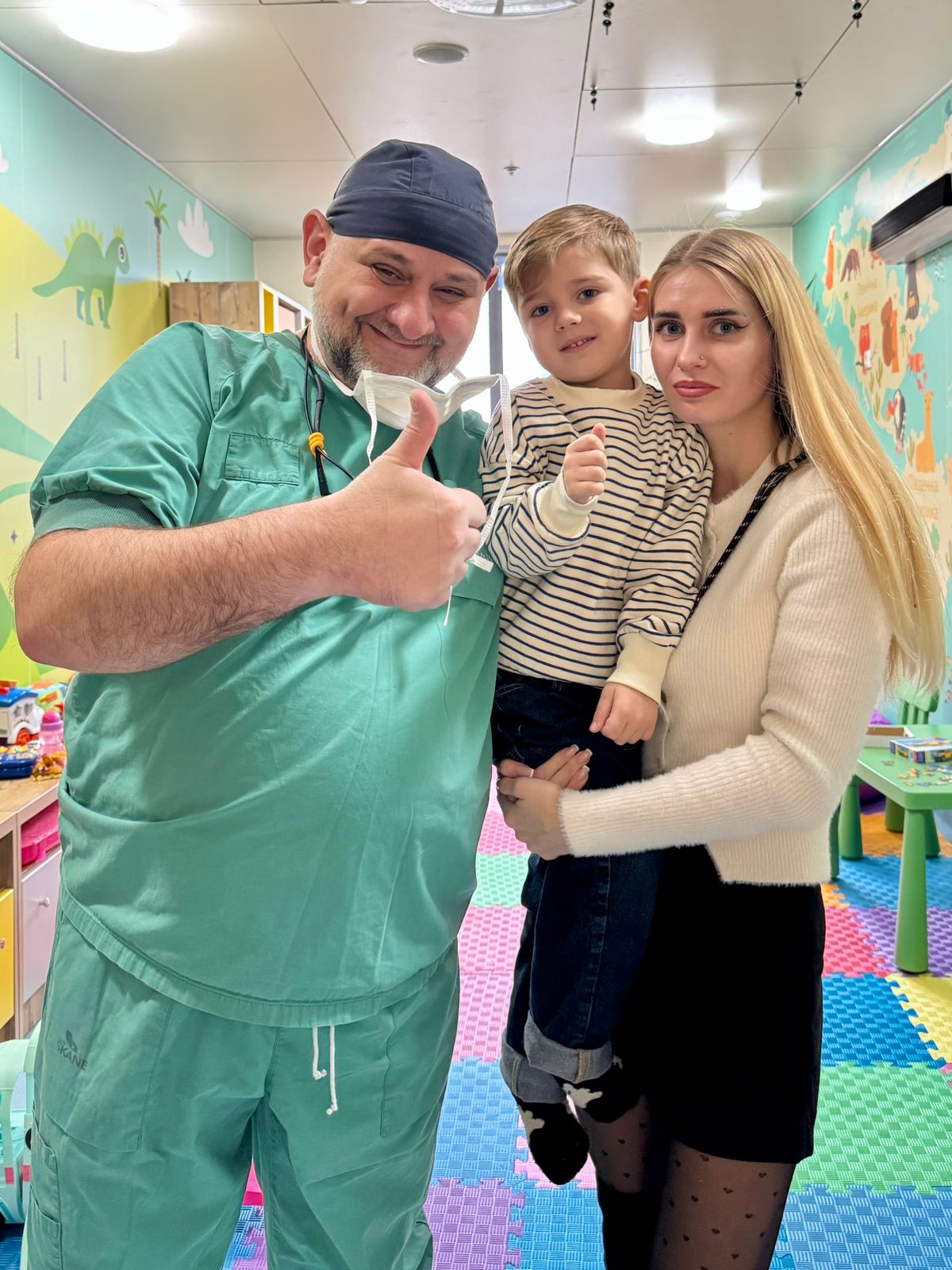 В Киеве в магазине обуви полка упала на трехлетнего мальчика - фото 2 В Киеве в магазине обуви полка упала на трехлетнего мальчика - фото 2