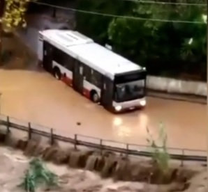 Италию накрыли масштабные наводнения: реки выходят из берегов (ФОТО) - фото 3