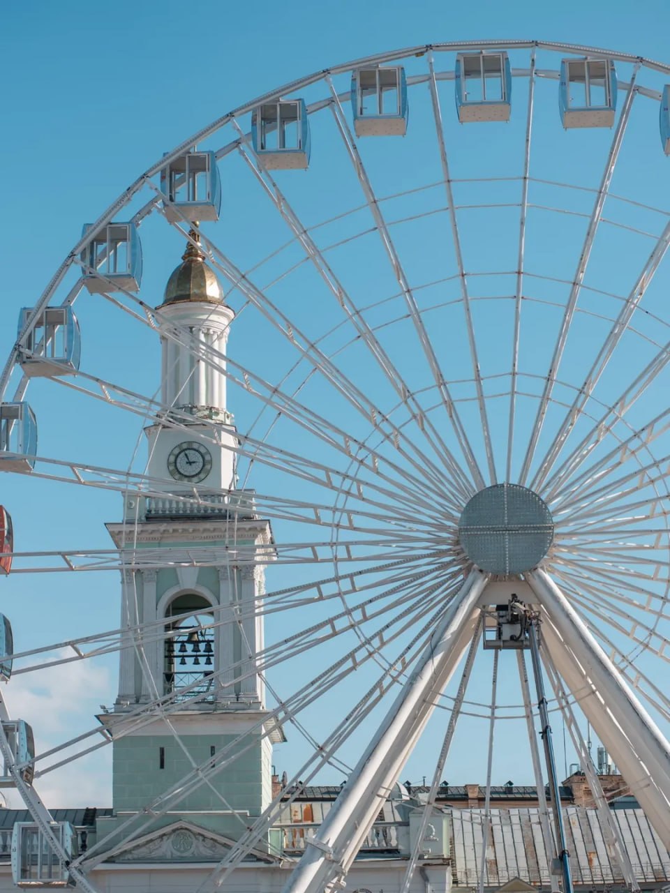 Контрактовая площадь без панорамы: владелец демонтирует аварийное колесо обозрения - фото 2