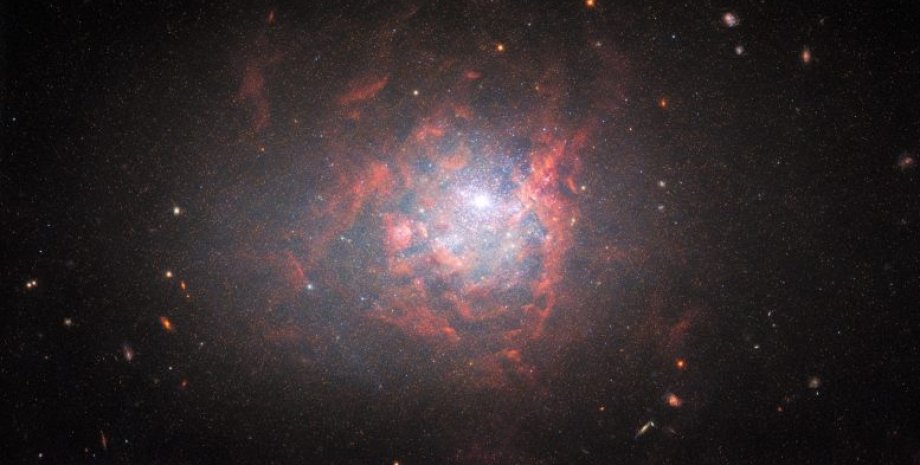 Телескоп Hubble запечатлел ”космического чудака”: как он выглядит (ФОТО)  - фото 2